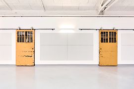 Expedithalle Halle mit gelben Türen
