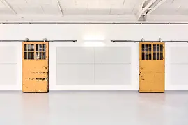 Expedithalle Halle mit gelben Türen