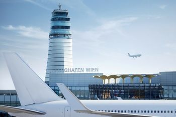 Flughafen Wien, Tower und Flugzeug