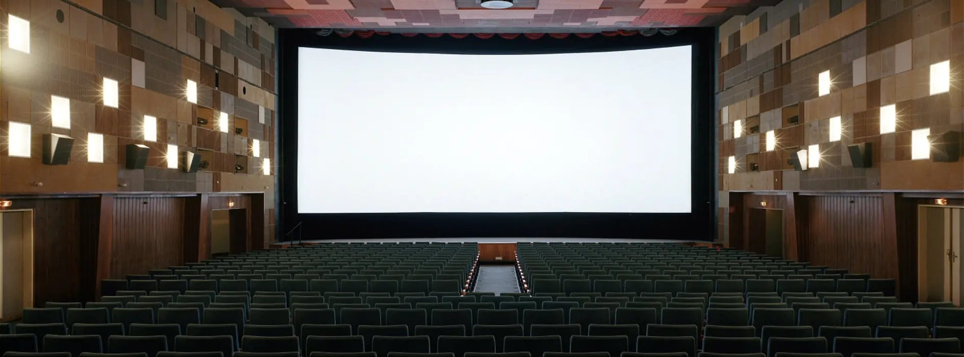 Kinosaal mit offenem Vorhang, Breitleinwand sichtbar