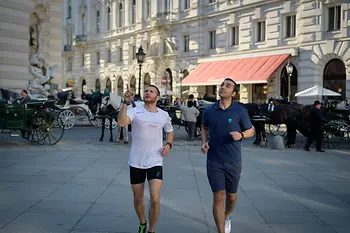 Zwei Männer laufen in der Wiener Innenstadt