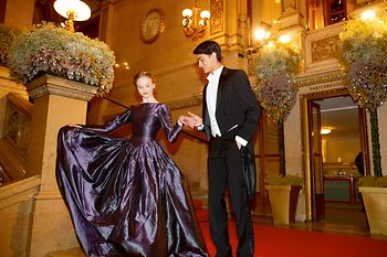 Paar in Abendkleidung in der Wiener Staatsoper