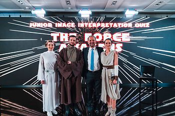 Vier Personen mit Star Wars Hintergrund