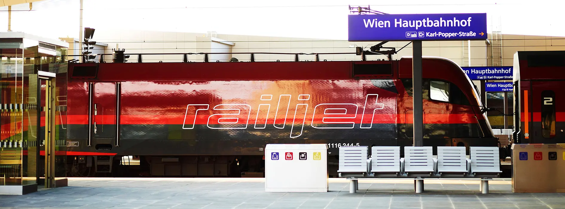 ÖBB Railjet-Zug am Bahnsteig Wien Hauptbahnhof