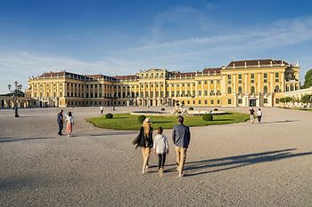 Personen vor dem Schloß Schönbrunn