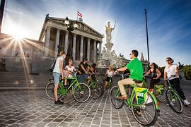 Eine Gruppe mit Fahrrädern vor dem Parlament in Wien