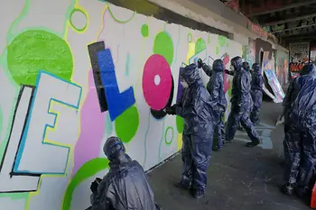 Gruppe besprühen Wand mit Graffiti