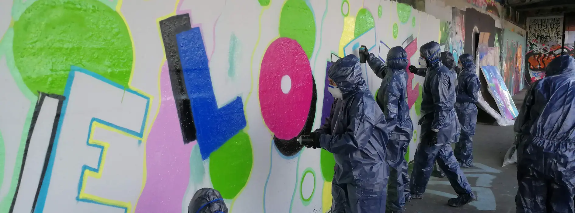 Gruppe besprühen Wand mit Graffiti