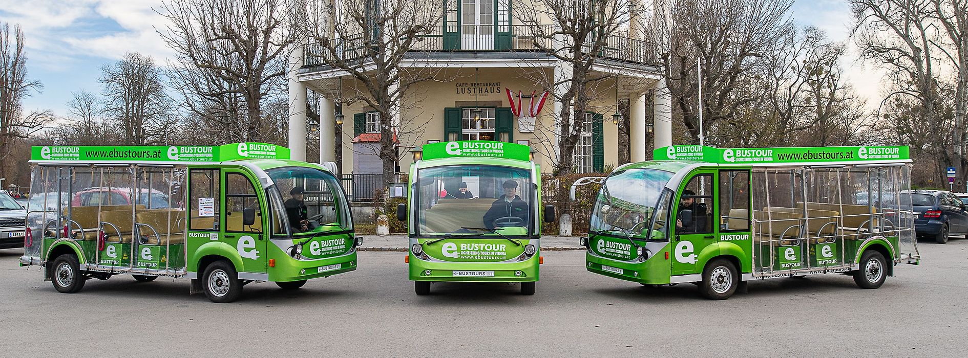 Drei Busse vor Wiener Lusthaus