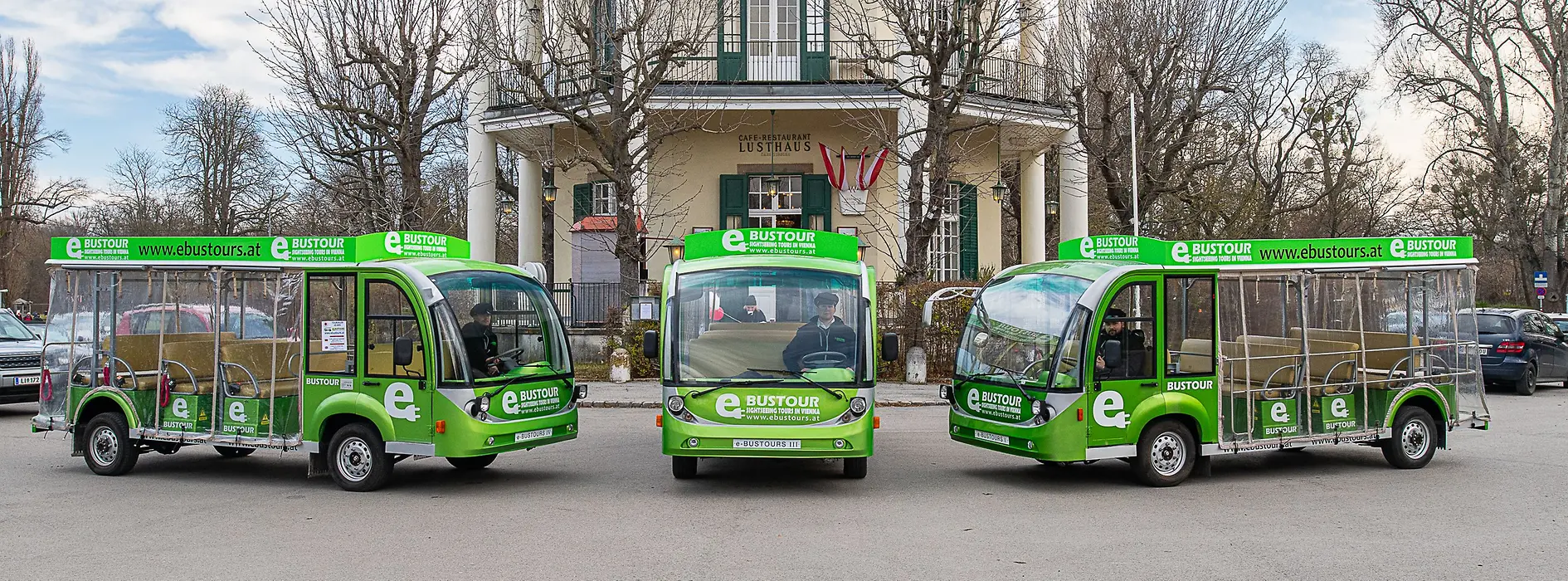 Drei Busse vor Wiener Lusthaus