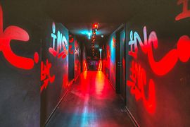 INC. Club Wien Flur zur Stiege mit Graffiti