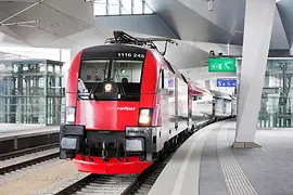 Roter Railjet-Zug im Hauptbahnhof Wien