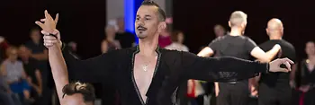 Zwei Männer bei einem Latein Tanzwettbewerb bei den EuroGames 2023 in der Schweiz